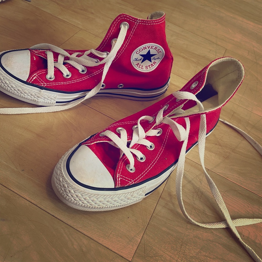 Red women’s converse ❤️